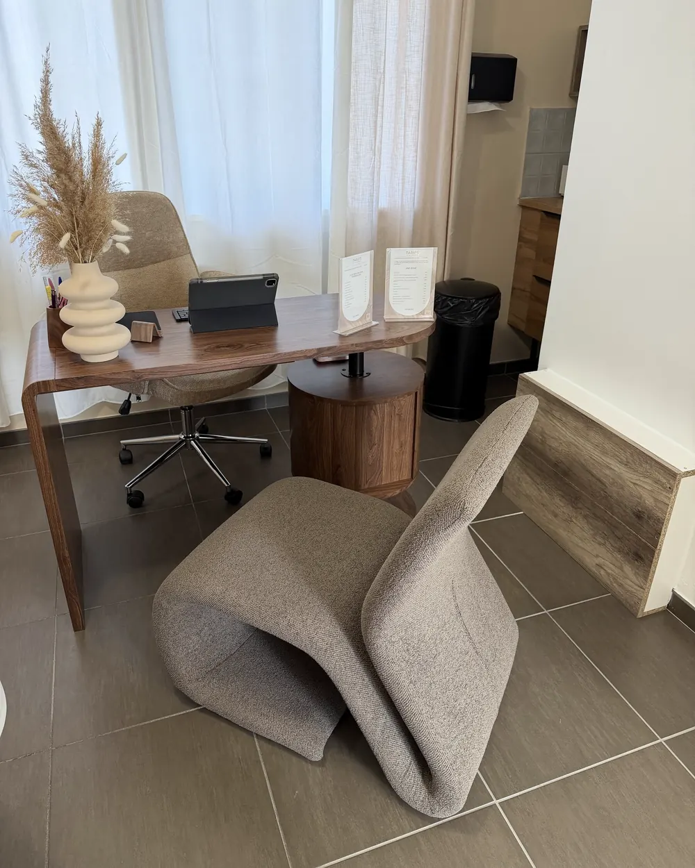 Bureau de consultation, fauteuil en bouclette et fleurs séchées